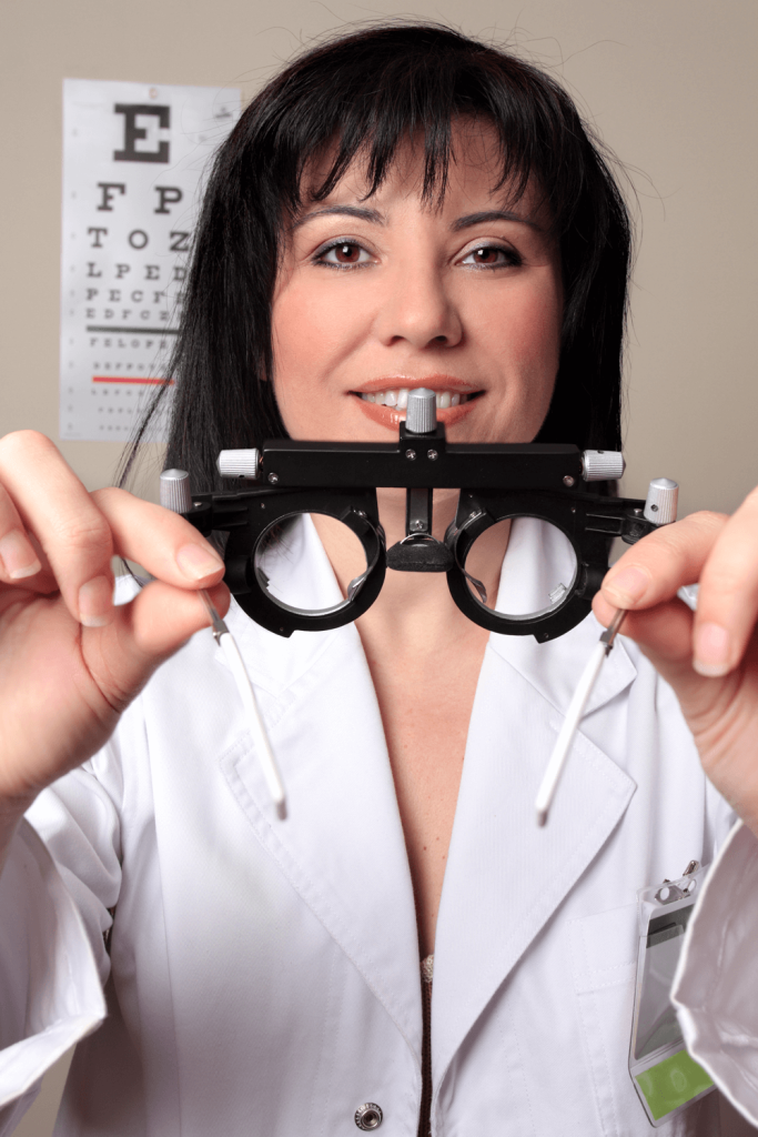 Eye doctor in Baton Rouge helping diagnose with macular degeneration