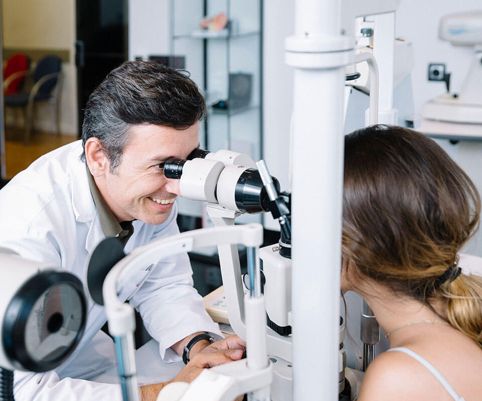 retina eye clinic covington doctor performs eye exam