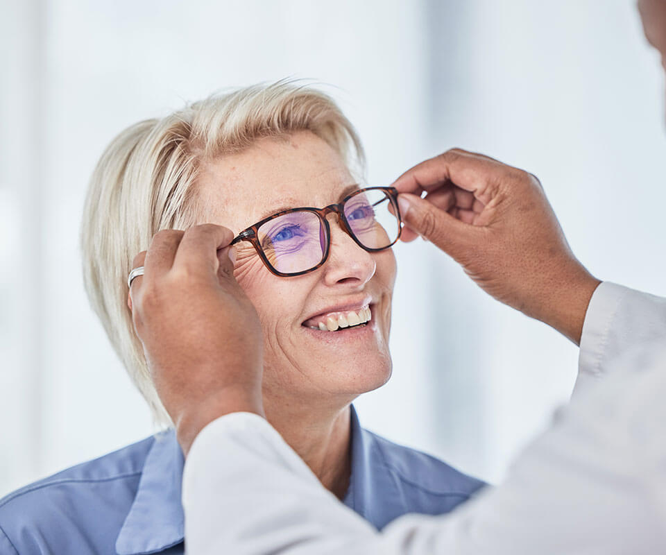 retina eye clinic denham springs performing eye health exam